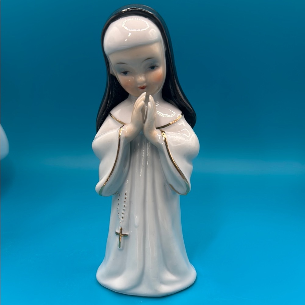 Vintage 1956 Lipper And Mann Ceramic Praying Nun Figurine Black and White Habit